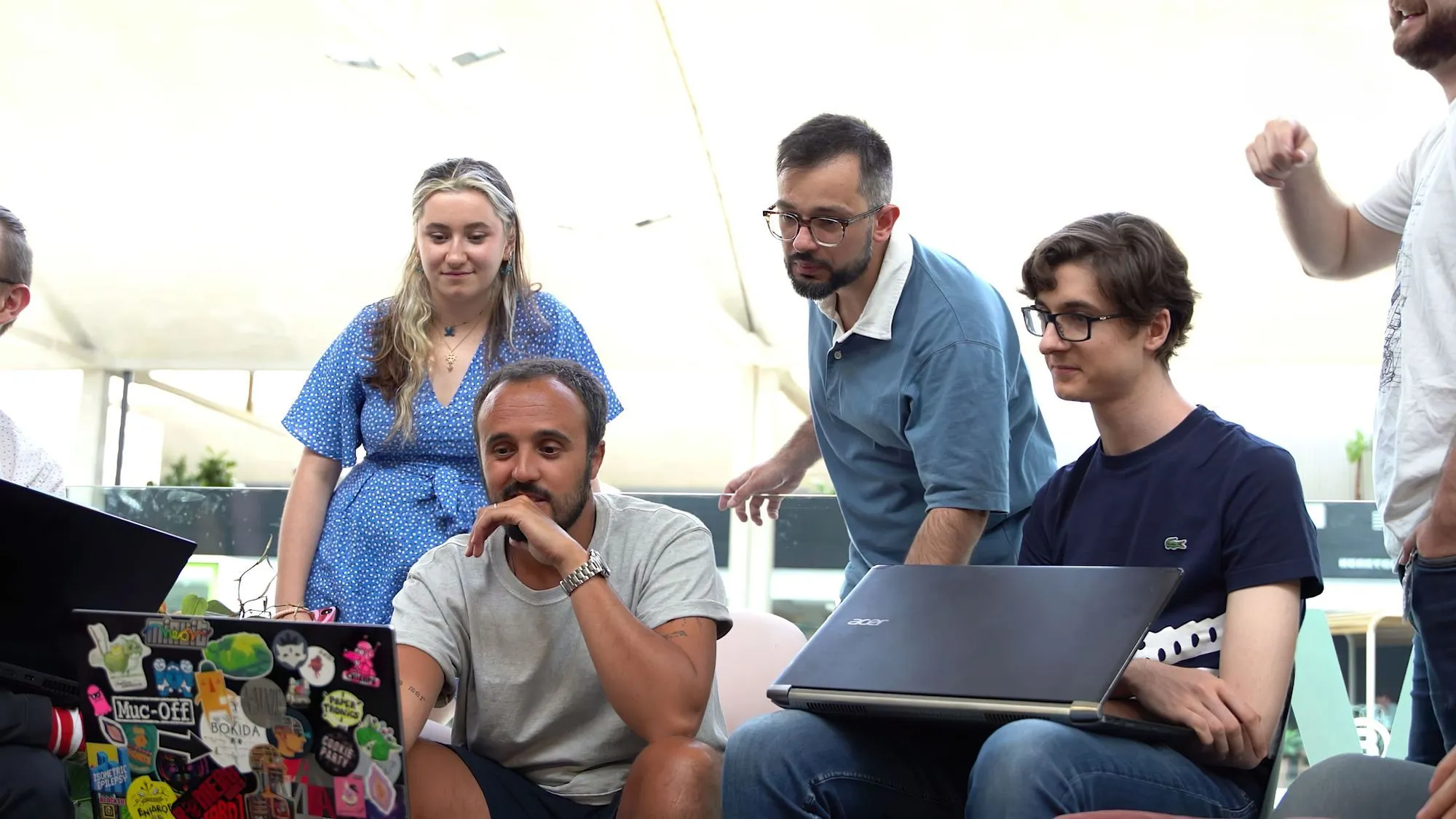Étudiants et intervenants en situation de travail à SKOLAE Education