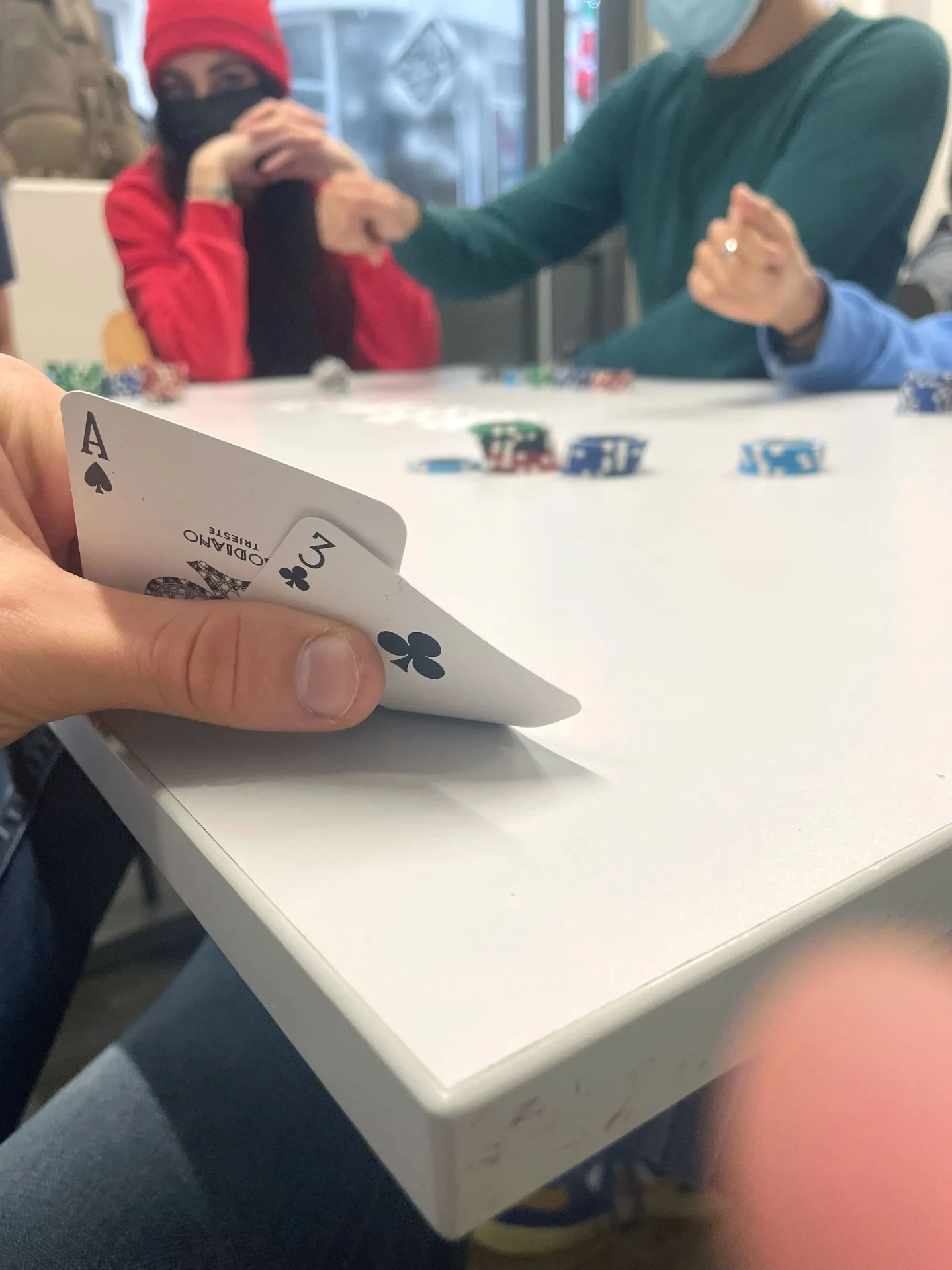 Étudiants jouant aux cartes lors d'un événement associatif à SKOLAE Education
