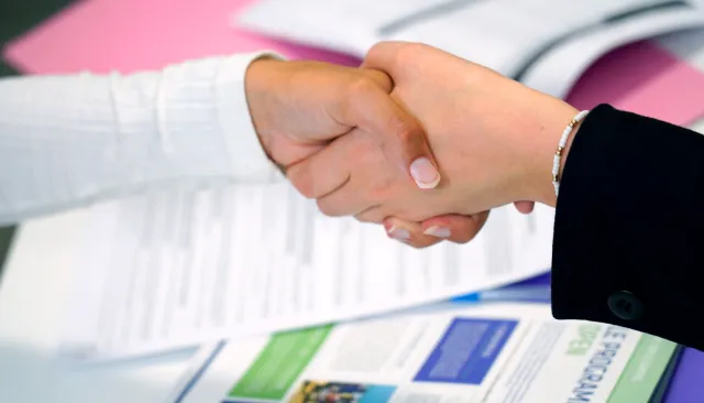 Poignée de main lors d'un recrutement en stage ou alternance