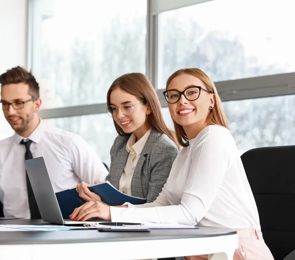 Collaborateurs échangeant lors d'une réunion