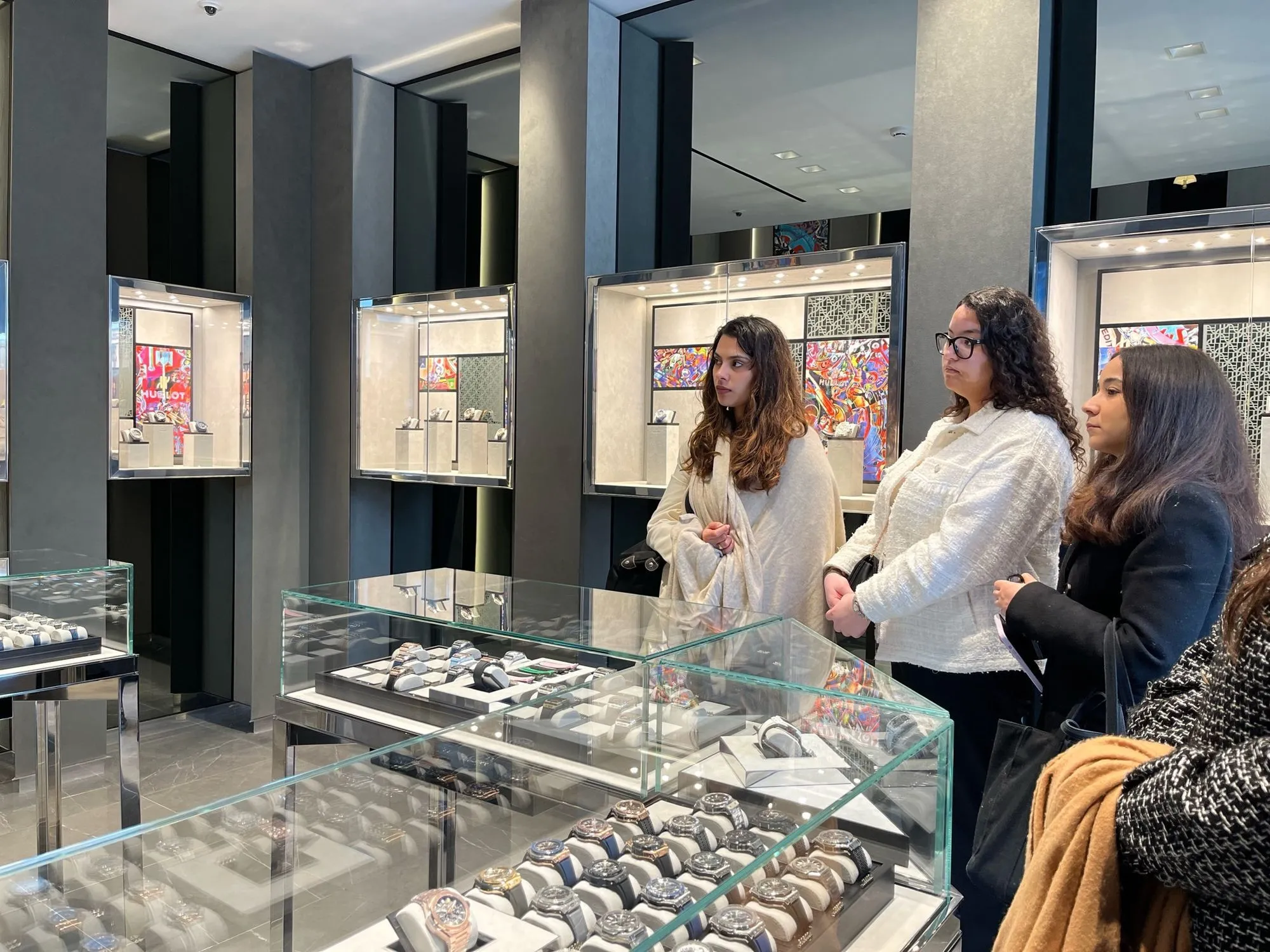 Étudiants en visite dans une boutique horlogère dans le cadre du programme Open